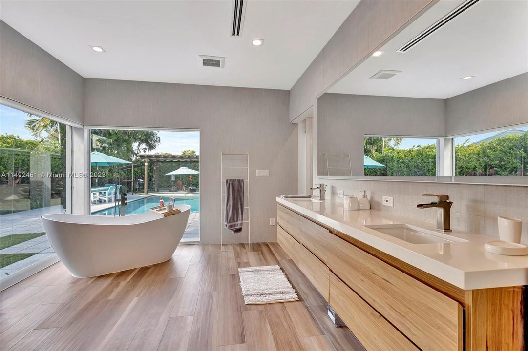 Недавно продано: $1,800,000 (5 спален, 3 ванн, 2658 Квадратных фут)