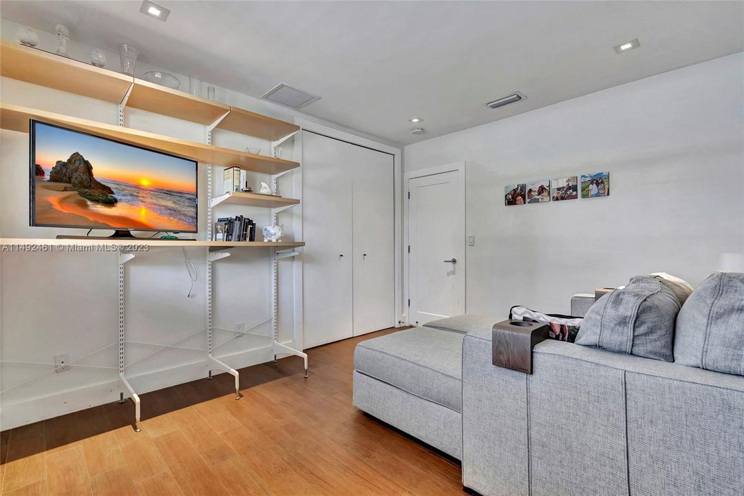 Недавно продано: $1,800,000 (5 спален, 3 ванн, 2658 Квадратных фут)