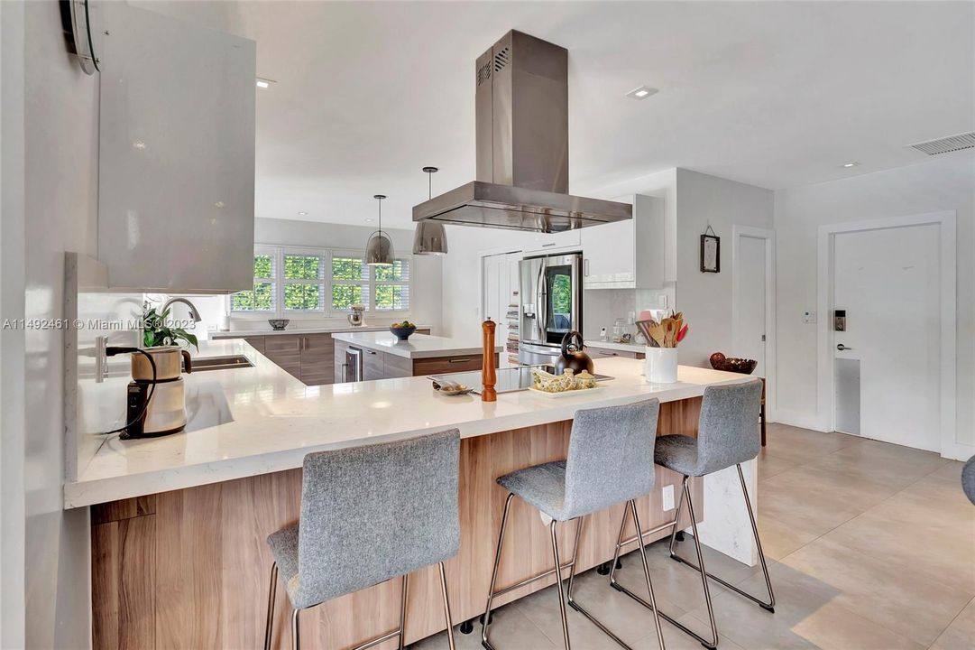 Недавно продано: $1,800,000 (5 спален, 3 ванн, 2658 Квадратных фут)