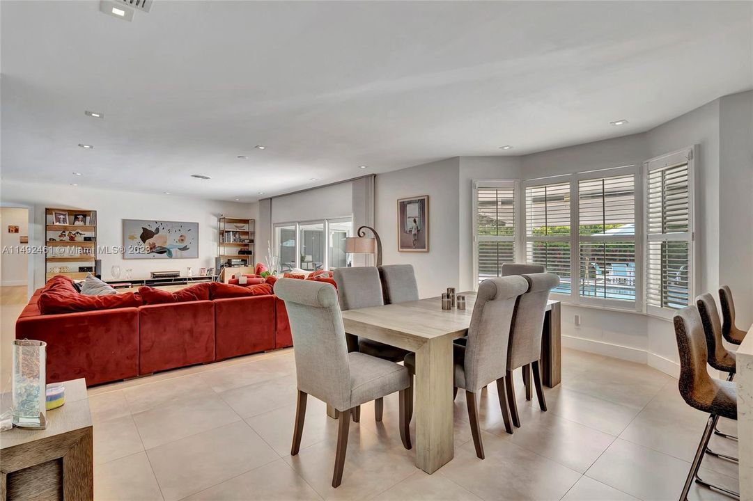 Недавно продано: $1,800,000 (5 спален, 3 ванн, 2658 Квадратных фут)