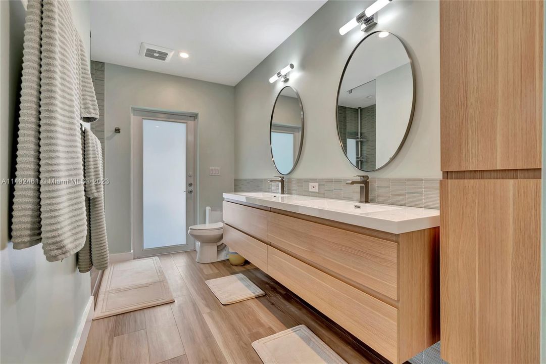 Недавно продано: $1,800,000 (5 спален, 3 ванн, 2658 Квадратных фут)