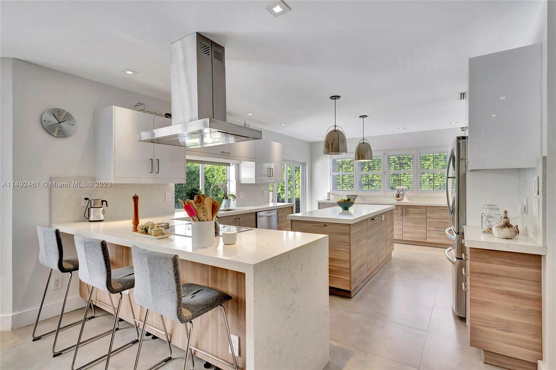 Недавно продано: $1,800,000 (5 спален, 3 ванн, 2658 Квадратных фут)