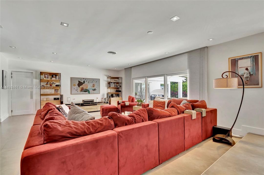 Недавно продано: $1,800,000 (5 спален, 3 ванн, 2658 Квадратных фут)