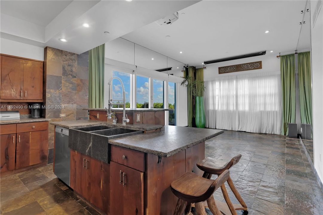 Recently Sold: $960,000 (2 beds, 2 baths, 1284 Square Feet)