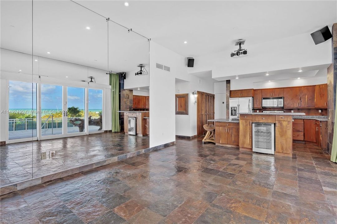 Recently Sold: $960,000 (2 beds, 2 baths, 1284 Square Feet)