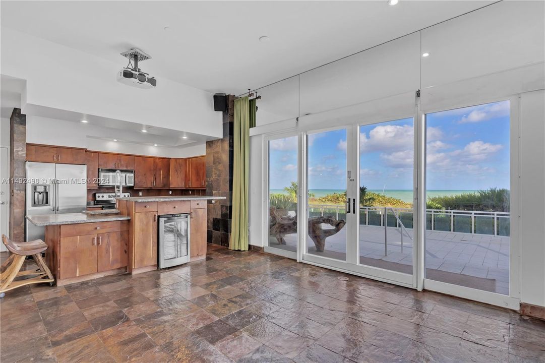 Recently Sold: $960,000 (2 beds, 2 baths, 1284 Square Feet)