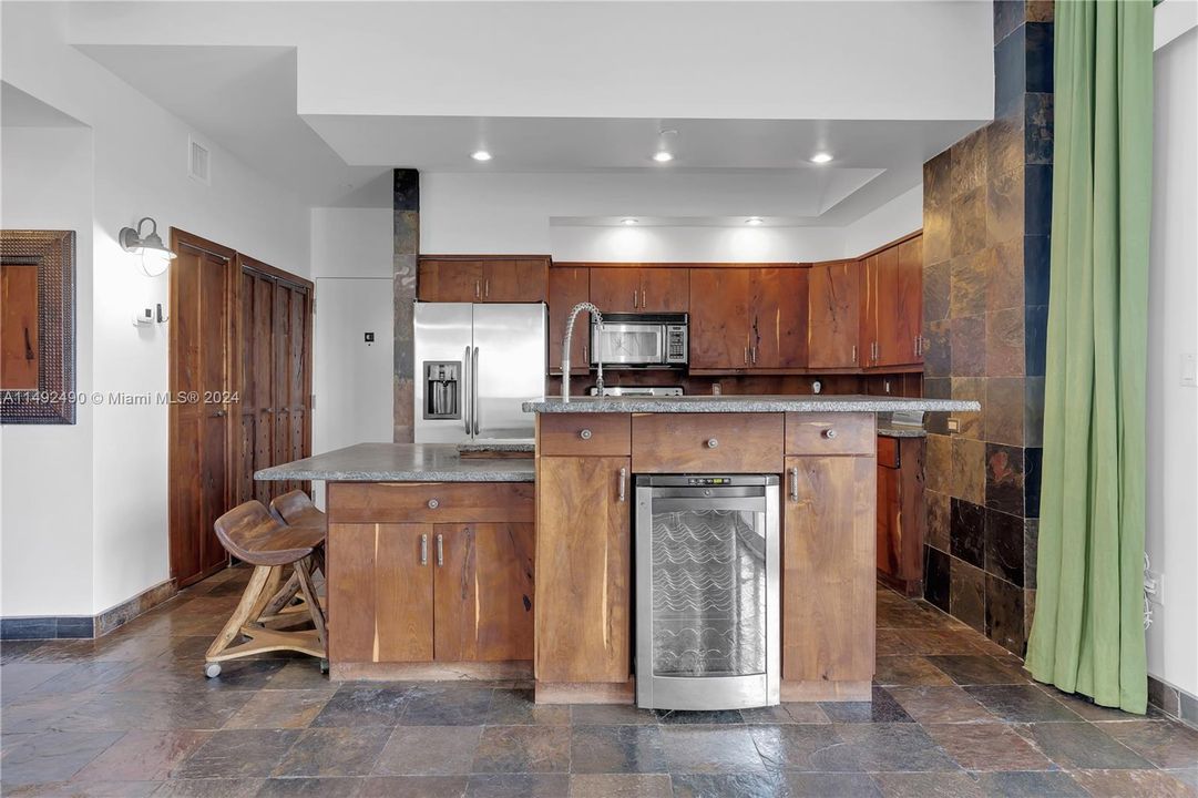 Recently Sold: $960,000 (2 beds, 2 baths, 1284 Square Feet)