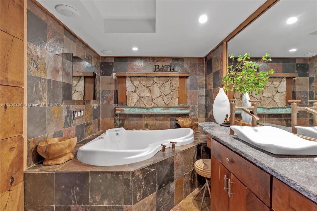 Recently Sold: $960,000 (2 beds, 2 baths, 1284 Square Feet)