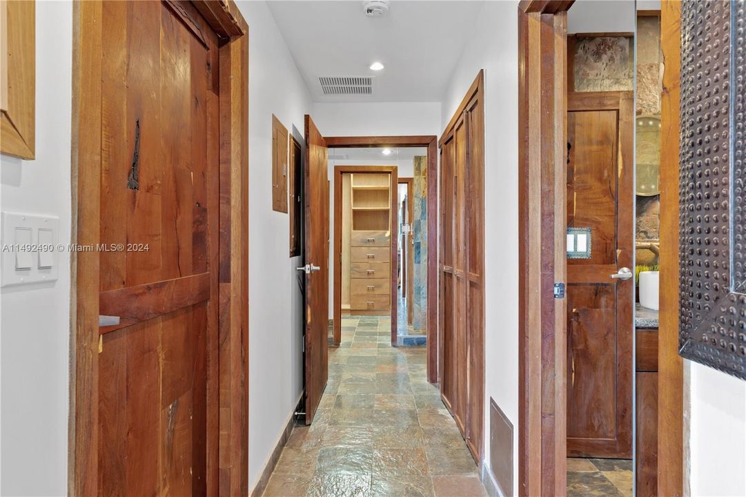 Recently Sold: $960,000 (2 beds, 2 baths, 1284 Square Feet)