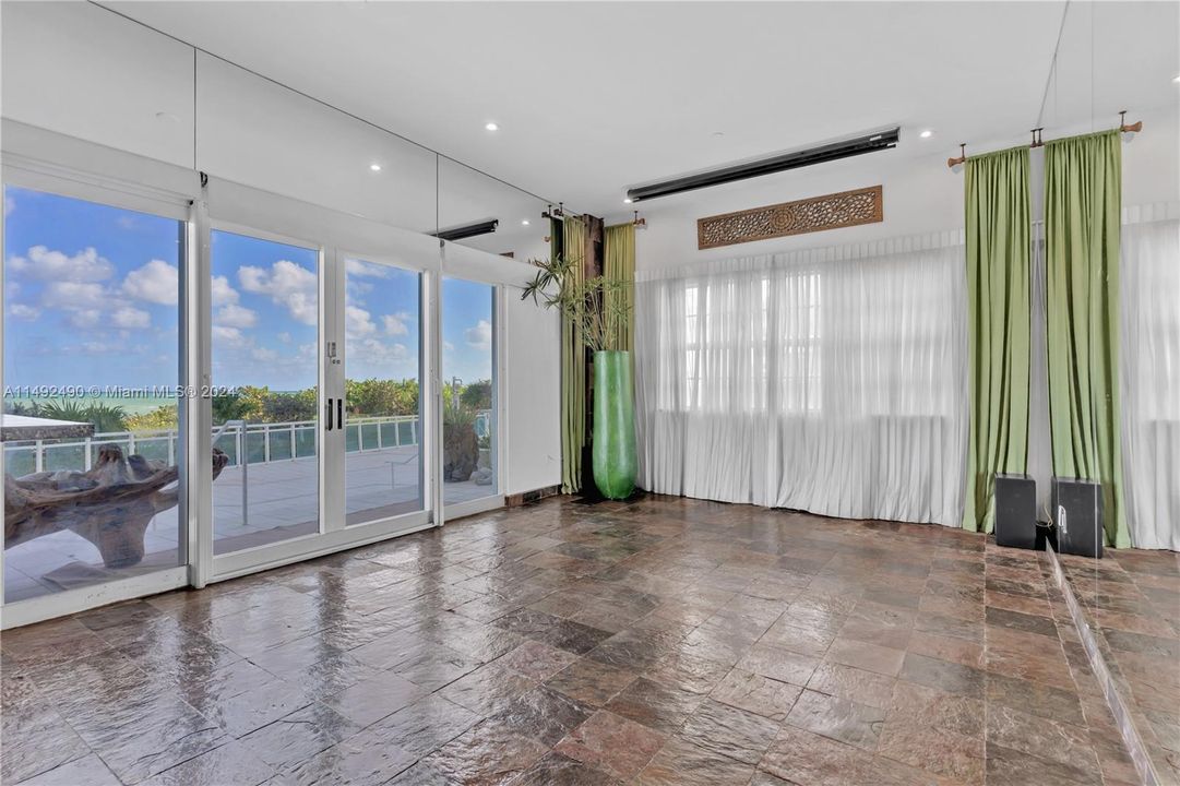 Recently Sold: $960,000 (2 beds, 2 baths, 1284 Square Feet)