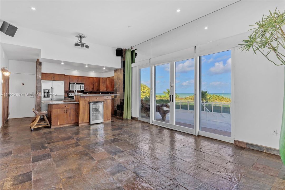 Recently Sold: $960,000 (2 beds, 2 baths, 1284 Square Feet)