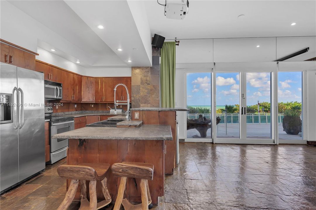 Recently Sold: $960,000 (2 beds, 2 baths, 1284 Square Feet)