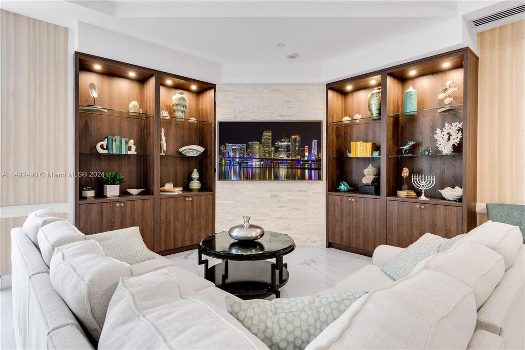 Recently Sold: $960,000 (2 beds, 2 baths, 1284 Square Feet)