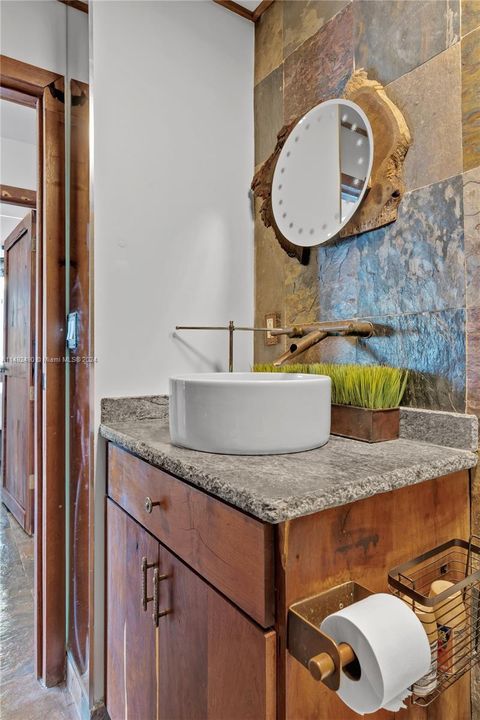 Recently Sold: $960,000 (2 beds, 2 baths, 1284 Square Feet)