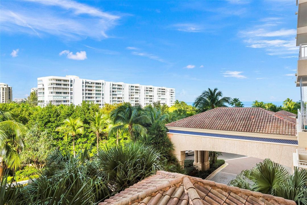 Active With Contract: $4,000,000 (3 beds, 3 baths, 2510 Square Feet)