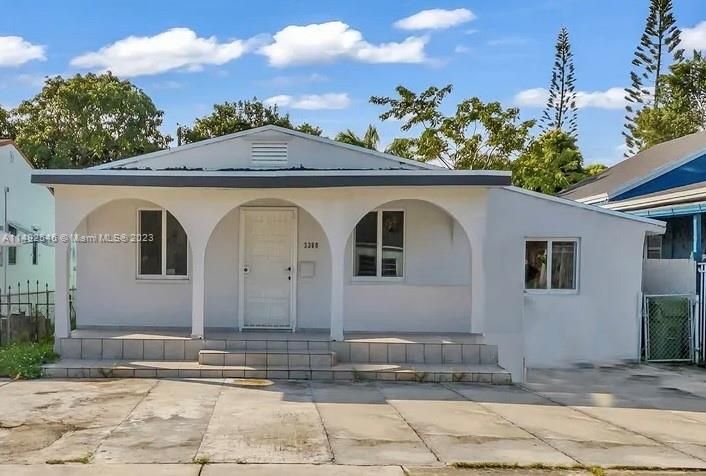 Recently Sold: $679,000 (4 beds, 3 baths, 2128 Square Feet)