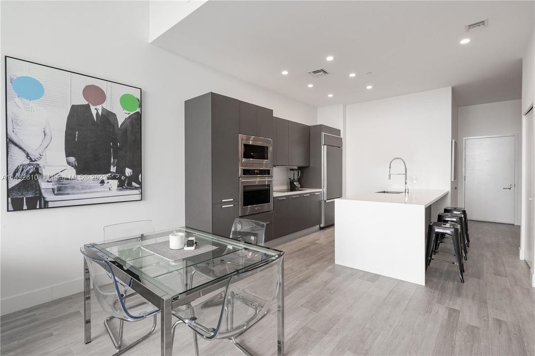 Vendido Recientemente: $799,990 (2 camas, 2 baños, 900 Pies cuadrados)