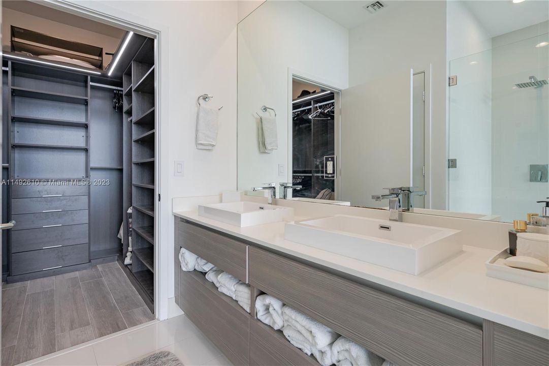 Vendido Recientemente: $799,990 (2 camas, 2 baños, 900 Pies cuadrados)