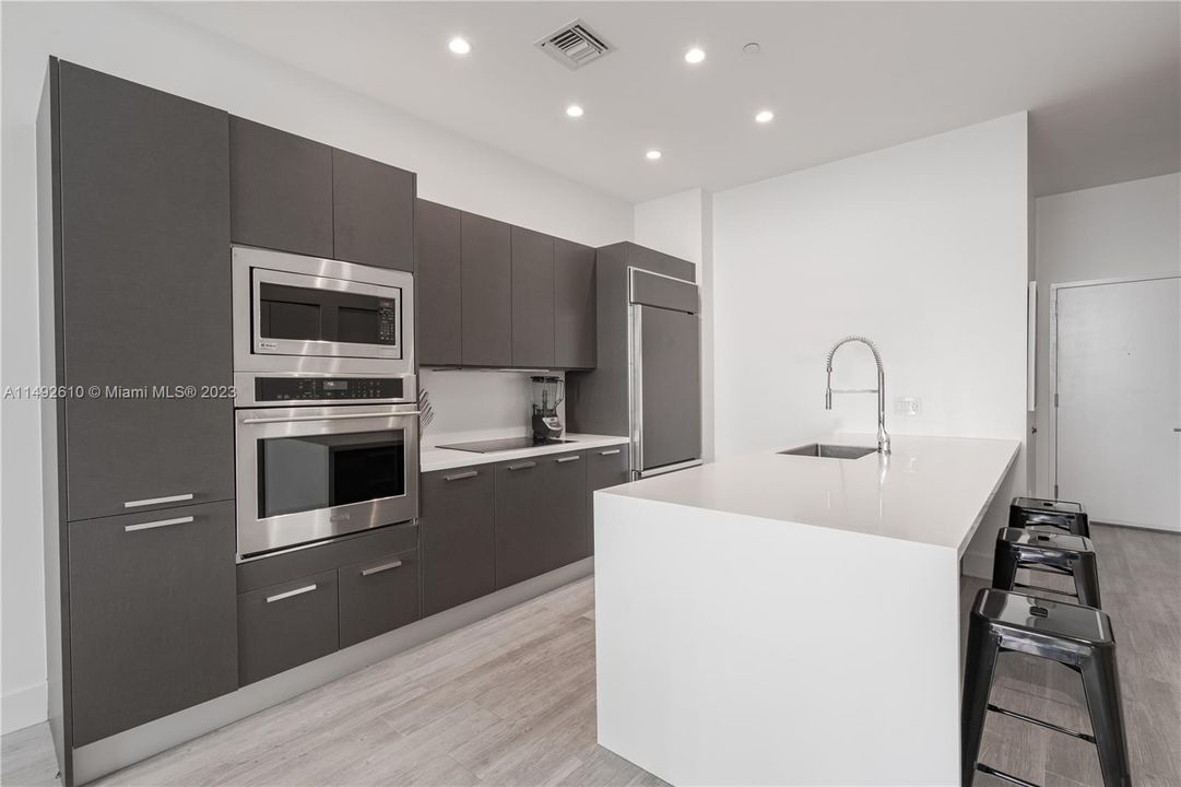 Vendido Recientemente: $799,990 (2 camas, 2 baños, 900 Pies cuadrados)