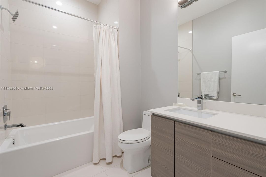 Vendido Recientemente: $799,990 (2 camas, 2 baños, 900 Pies cuadrados)