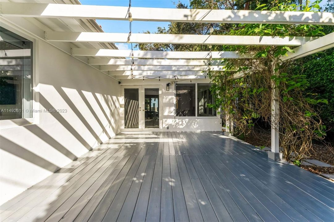 Недавно продано: $1,295,000 (2 спален, 2 ванн, 1372 Квадратных фут)