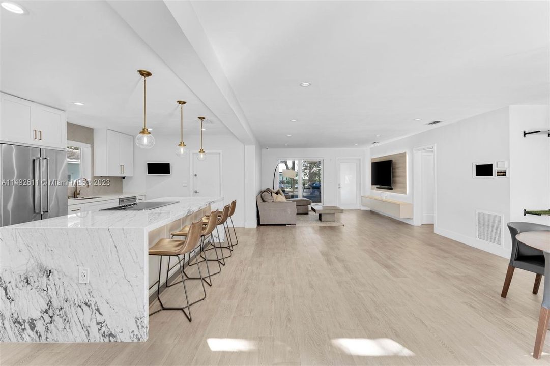 Недавно продано: $1,295,000 (2 спален, 2 ванн, 1372 Квадратных фут)