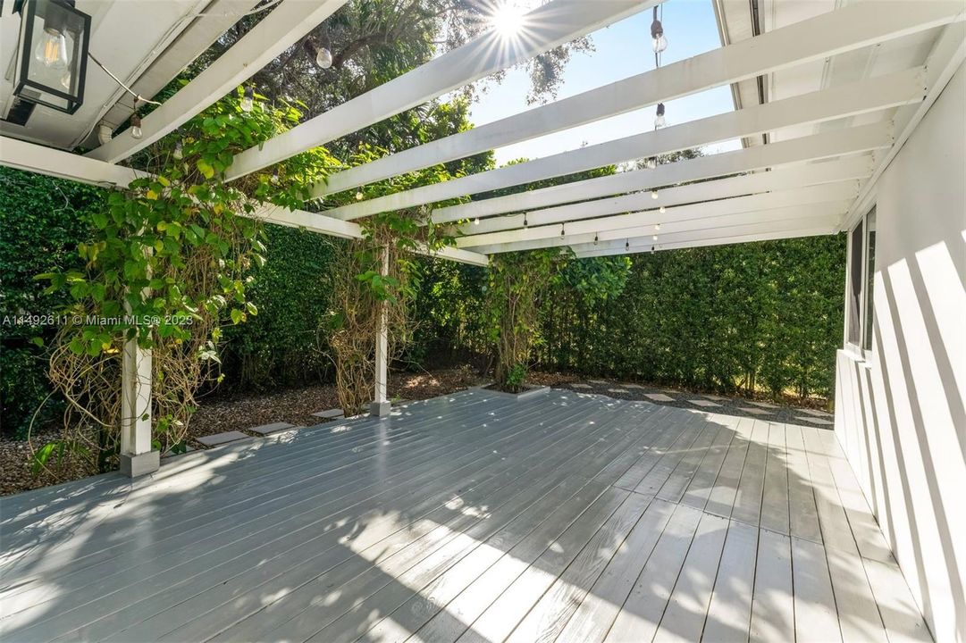 Недавно продано: $1,295,000 (2 спален, 2 ванн, 1372 Квадратных фут)