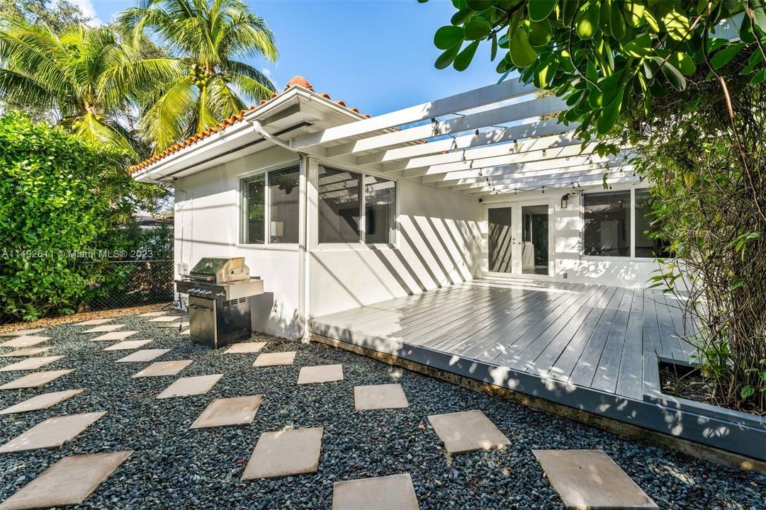 Недавно продано: $1,295,000 (2 спален, 2 ванн, 1372 Квадратных фут)