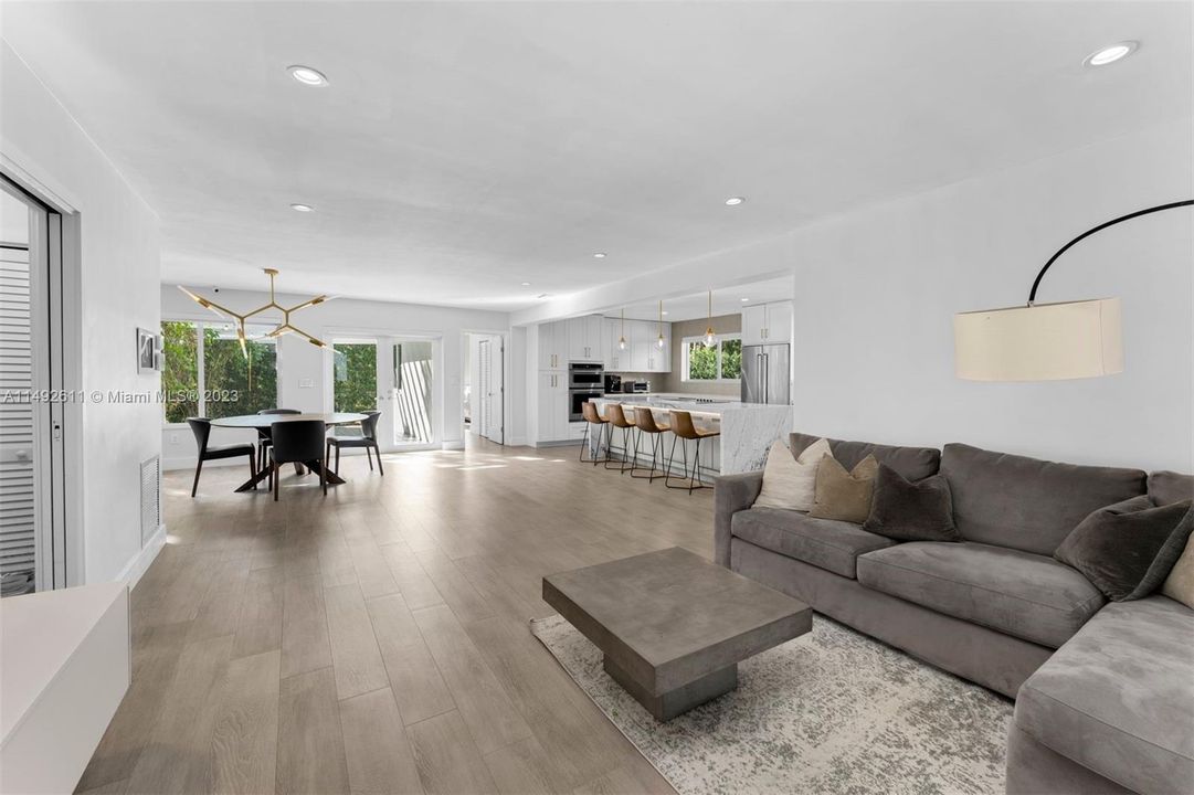 Недавно продано: $1,295,000 (2 спален, 2 ванн, 1372 Квадратных фут)