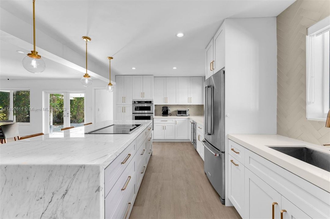 Недавно продано: $1,295,000 (2 спален, 2 ванн, 1372 Квадратных фут)