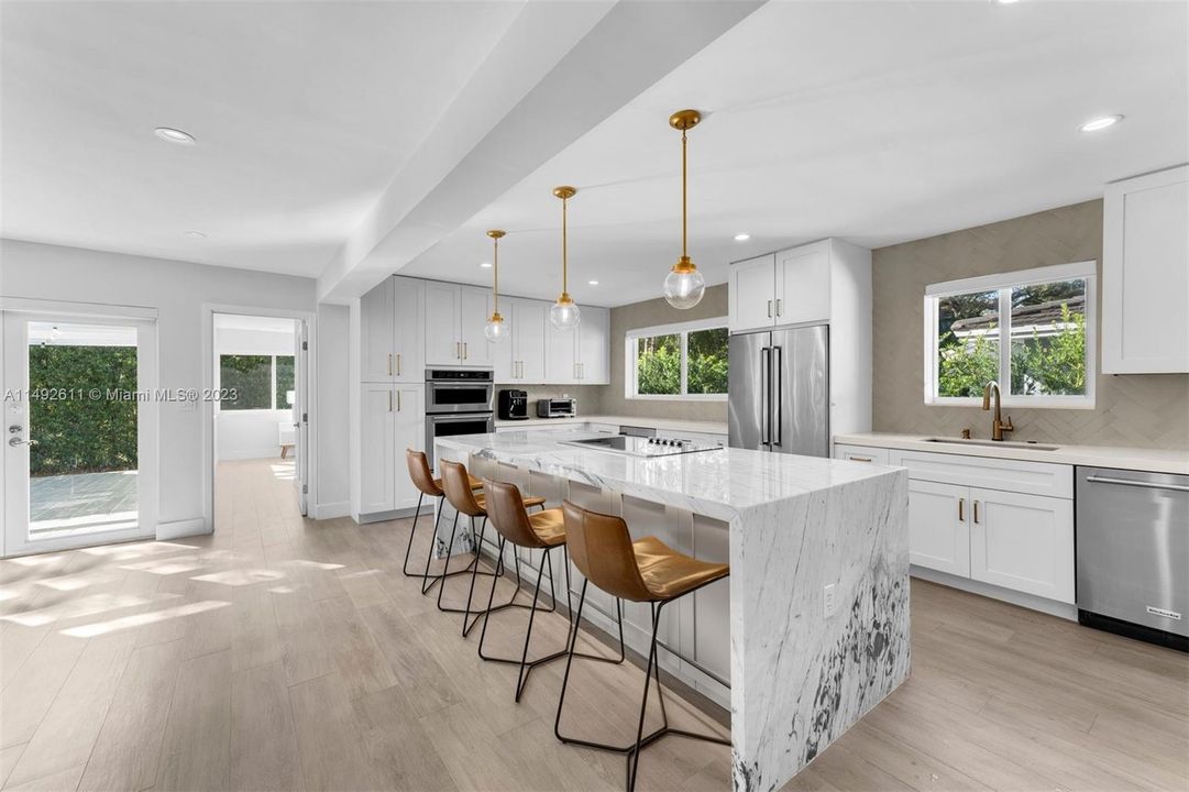 Недавно продано: $1,295,000 (2 спален, 2 ванн, 1372 Квадратных фут)