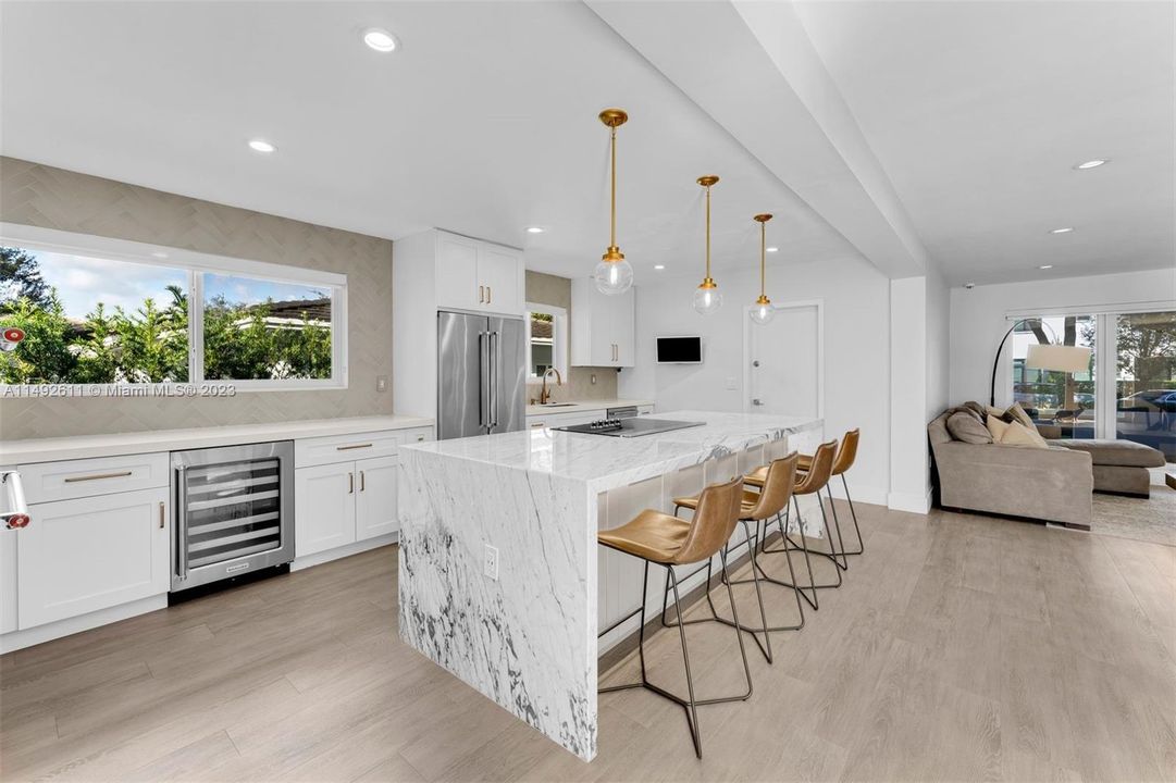 Недавно продано: $1,295,000 (2 спален, 2 ванн, 1372 Квадратных фут)