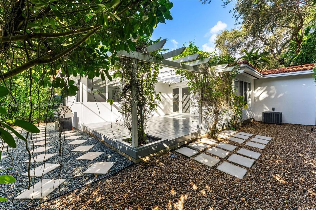 Недавно продано: $1,295,000 (2 спален, 2 ванн, 1372 Квадратных фут)