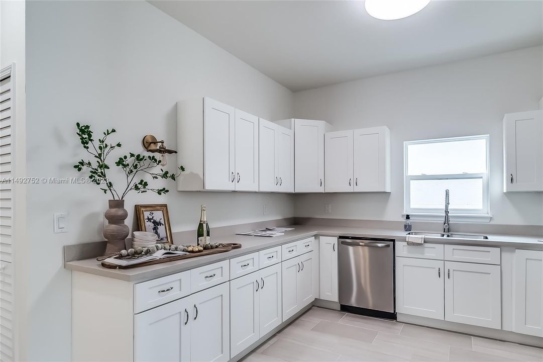 Active With Contract: $209,000 (3 beds, 2 baths, 1300 Square Feet)