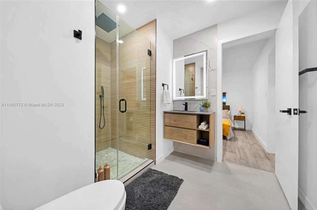 Recently Sold: $1,395,000 (4 beds, 2 baths, 1550 Square Feet)