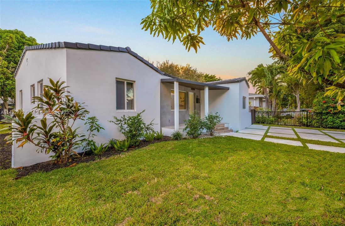 Recently Sold: $1,395,000 (4 beds, 2 baths, 1550 Square Feet)