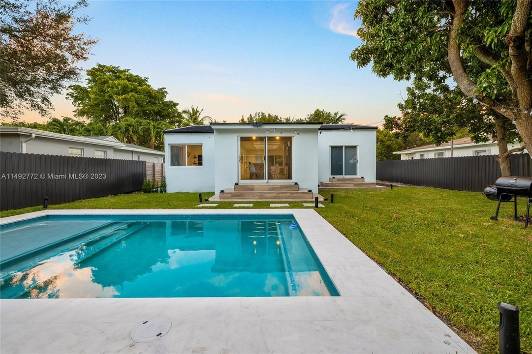Recently Sold: $1,395,000 (4 beds, 2 baths, 1550 Square Feet)