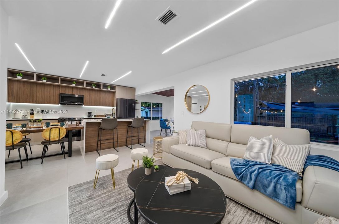 Recently Sold: $1,395,000 (4 beds, 2 baths, 1550 Square Feet)