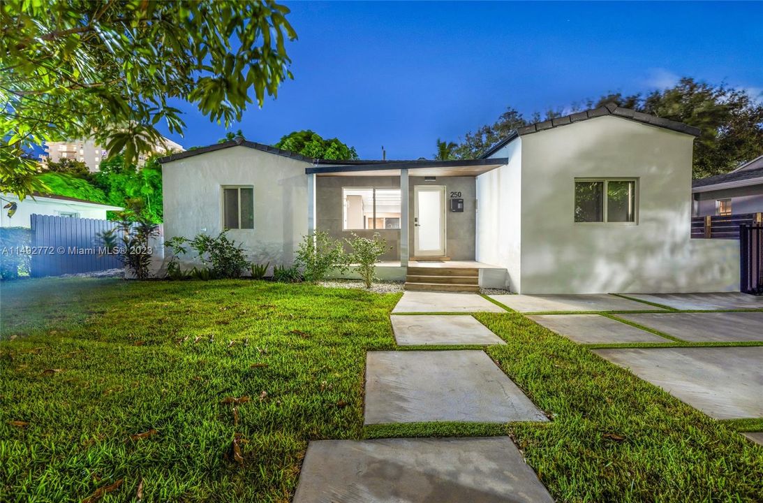 Recently Sold: $1,395,000 (4 beds, 2 baths, 1550 Square Feet)