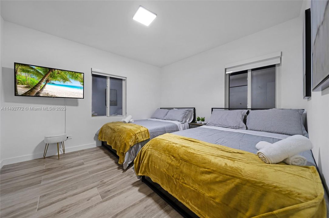 Recently Sold: $1,395,000 (4 beds, 2 baths, 1550 Square Feet)