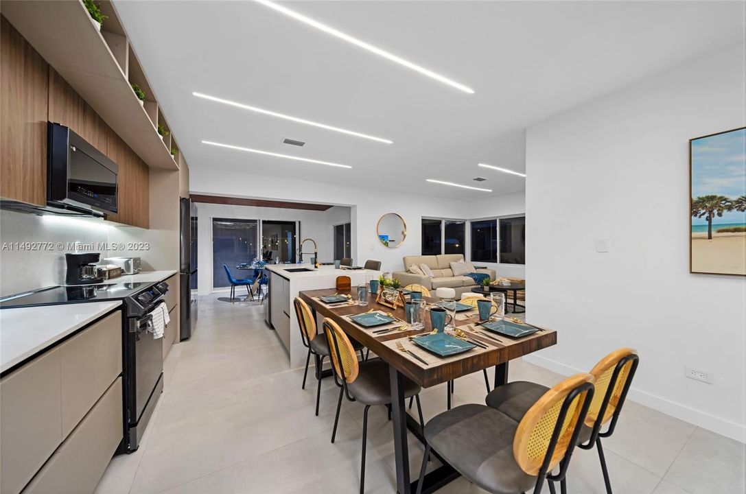 Recently Sold: $1,395,000 (4 beds, 2 baths, 1550 Square Feet)