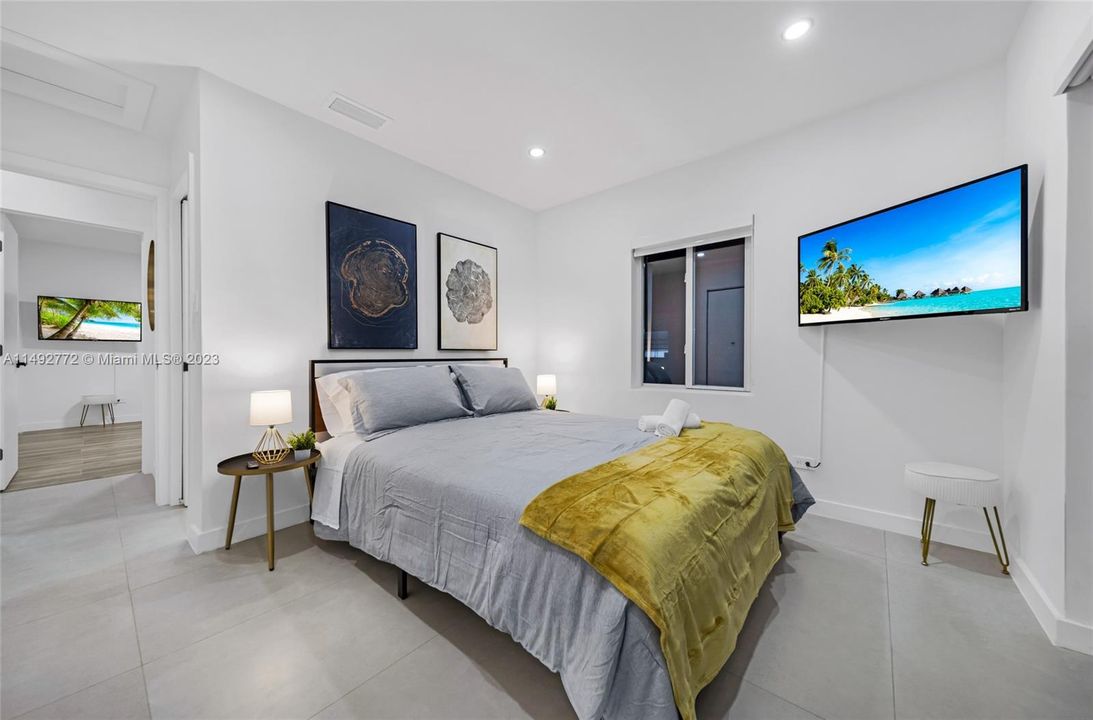 Recently Sold: $1,395,000 (4 beds, 2 baths, 1550 Square Feet)