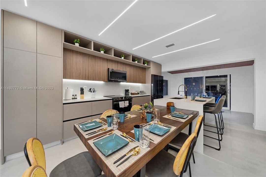 Recently Sold: $1,395,000 (4 beds, 2 baths, 1550 Square Feet)