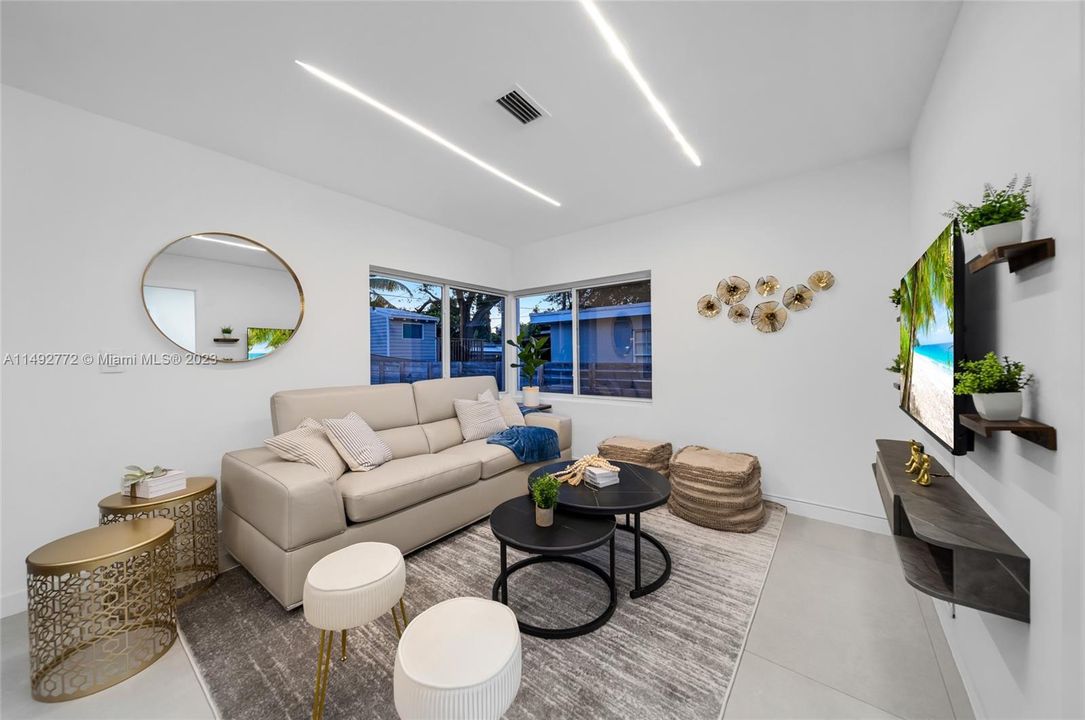 Recently Sold: $1,395,000 (4 beds, 2 baths, 1550 Square Feet)