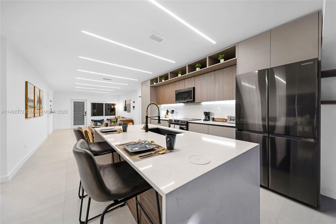 Recently Sold: $1,395,000 (4 beds, 2 baths, 1550 Square Feet)