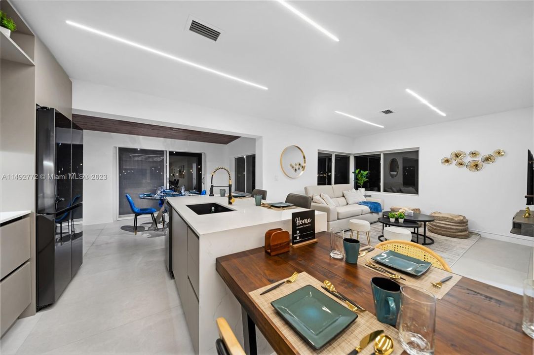 Recently Sold: $1,395,000 (4 beds, 2 baths, 1550 Square Feet)