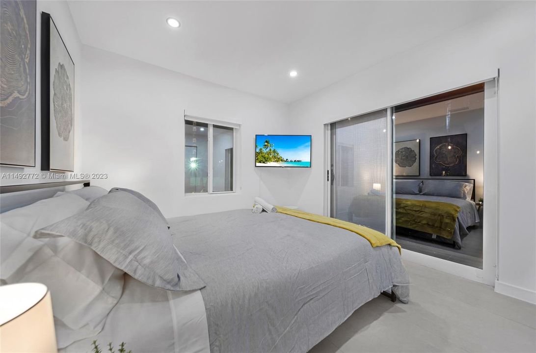 Recently Sold: $1,395,000 (4 beds, 2 baths, 1550 Square Feet)