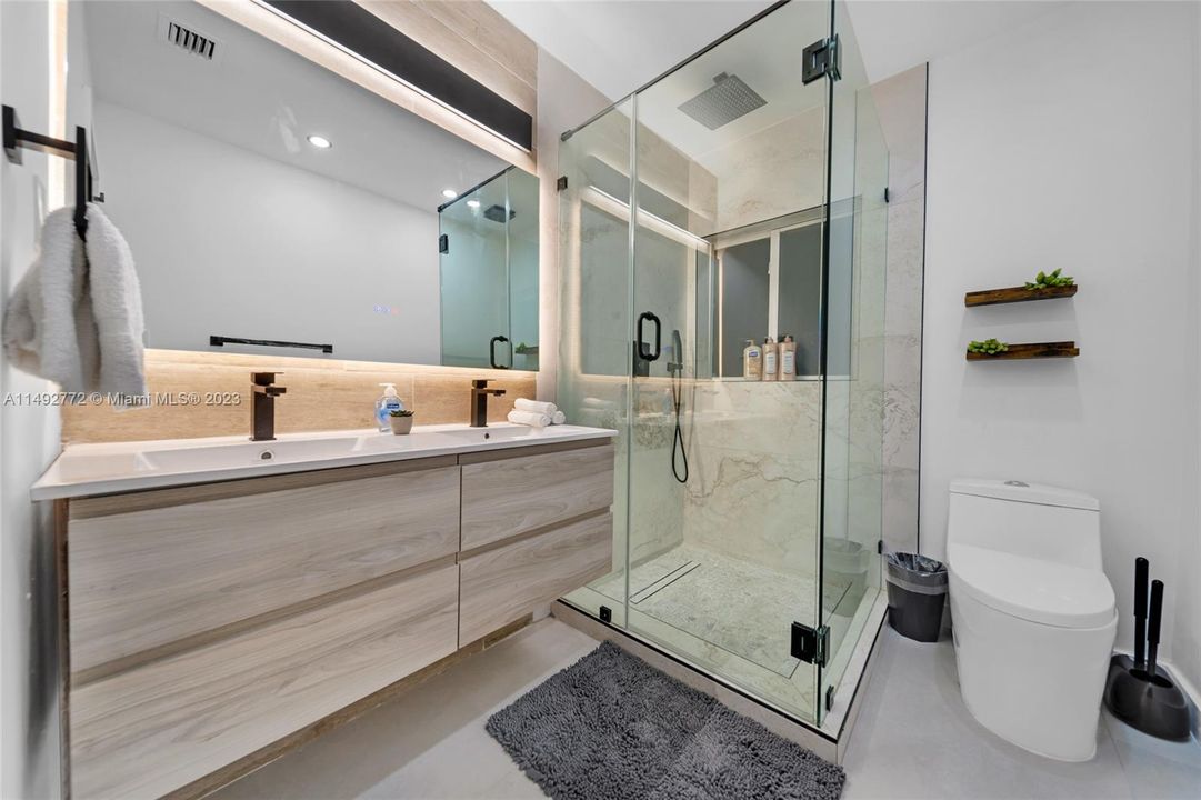 Recently Sold: $1,395,000 (4 beds, 2 baths, 1550 Square Feet)