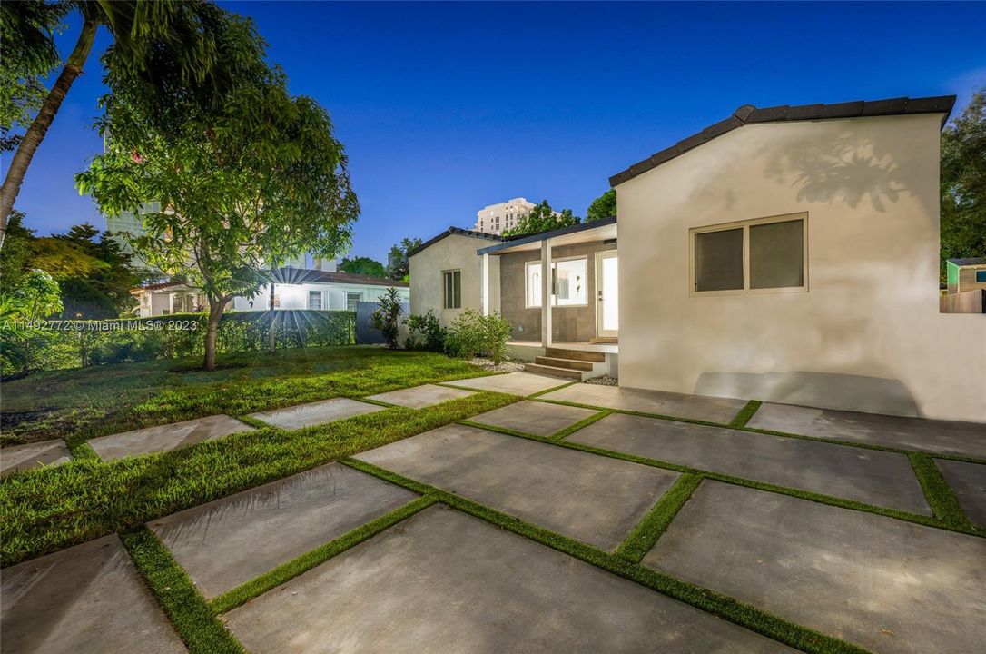 Recently Sold: $1,395,000 (4 beds, 2 baths, 1550 Square Feet)