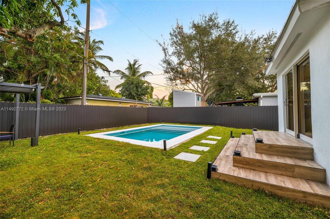 Recently Sold: $1,395,000 (4 beds, 2 baths, 1550 Square Feet)